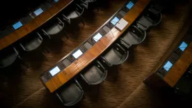 Szellemvadászok szállták meg a parlamentet: Különleges gépekkel keresik a folyosókon bolyongó lelkeket