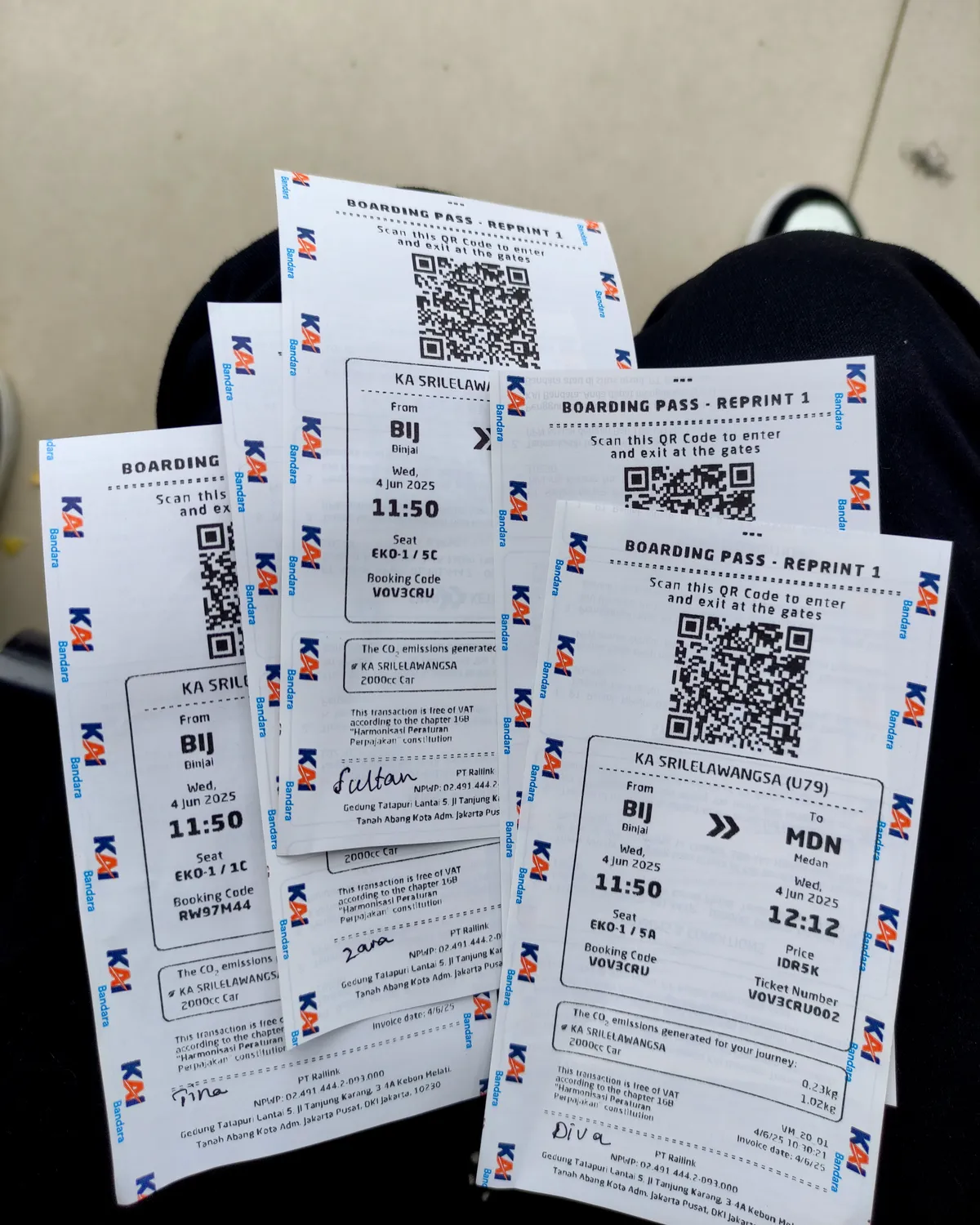 Repülőtéri beszállókártya QR-kóddal.