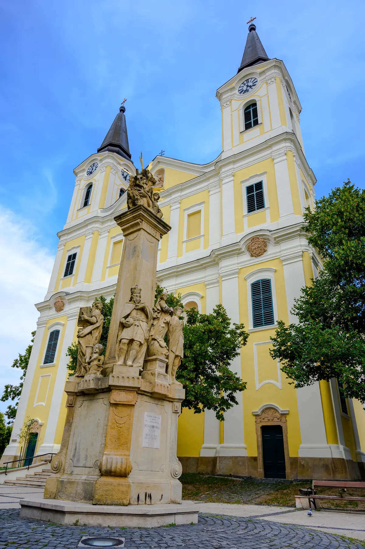 A zalaegerszegi Mária Magdolna plébániatemplom és a Szentháromságszobor