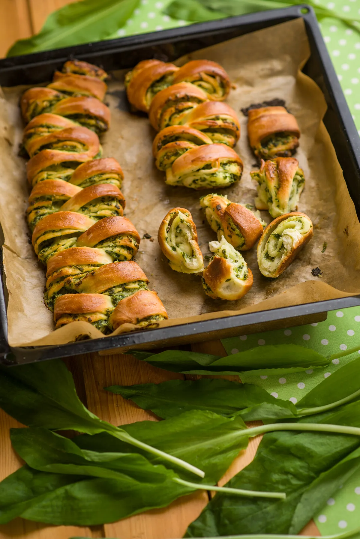 Medvehagymás recept: medvehagymás-krémsajtos fonat.