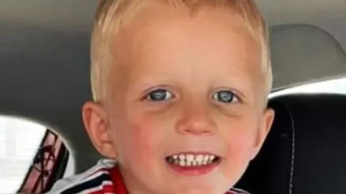 10 órán át haldokolt a forró autóban egy kisfiú