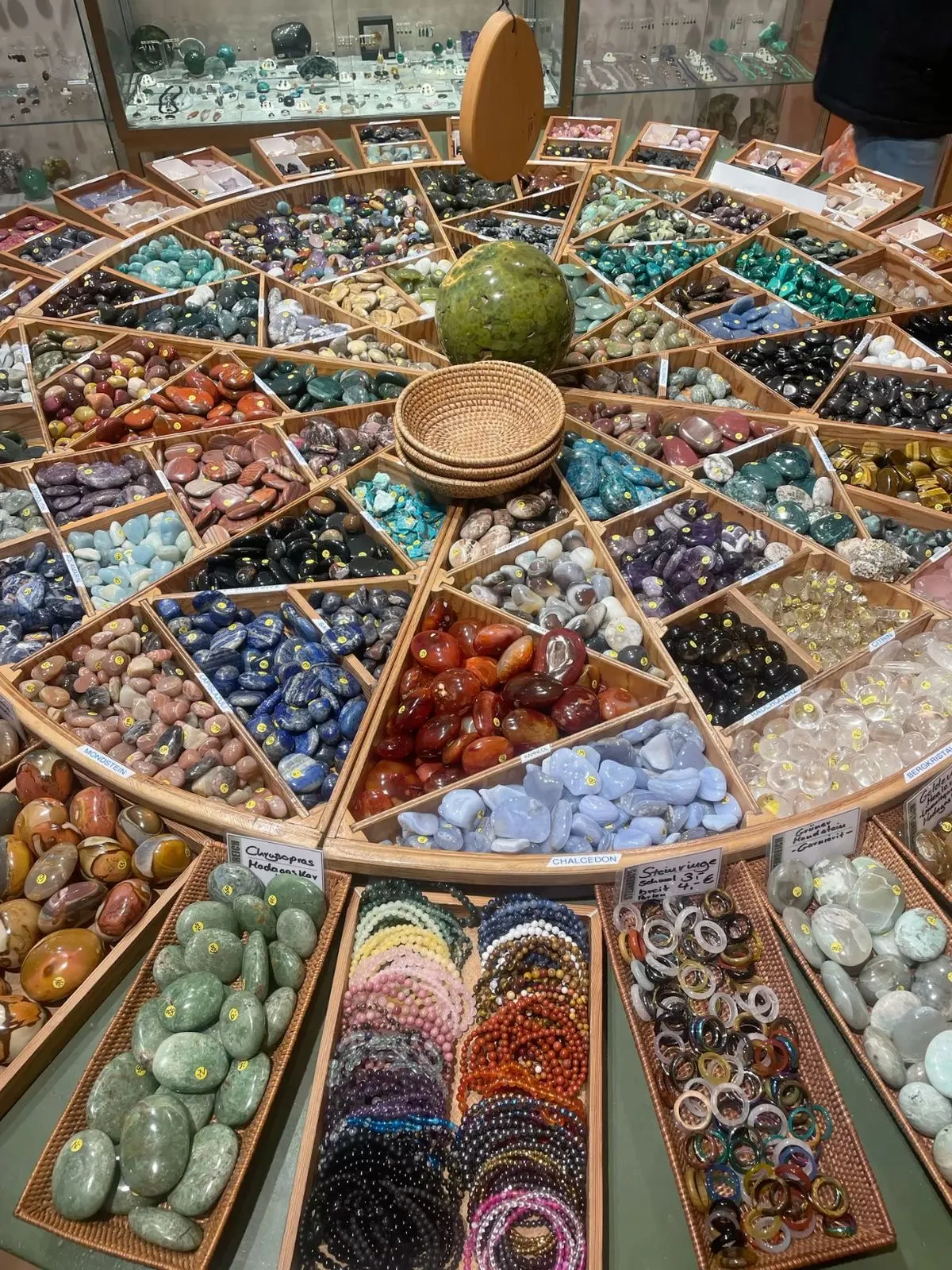 Ásványok és kristályból készült ékszerek a ásványbörze rendezvényen.