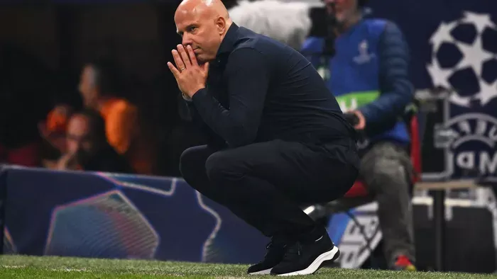 Arne Slot is tanácstalan, nem akárki tűnt fel az edzésen