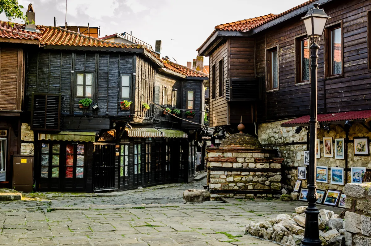 A bolgár tengerpart városának, Balcsiknak az óvárosa régi épületekkel.