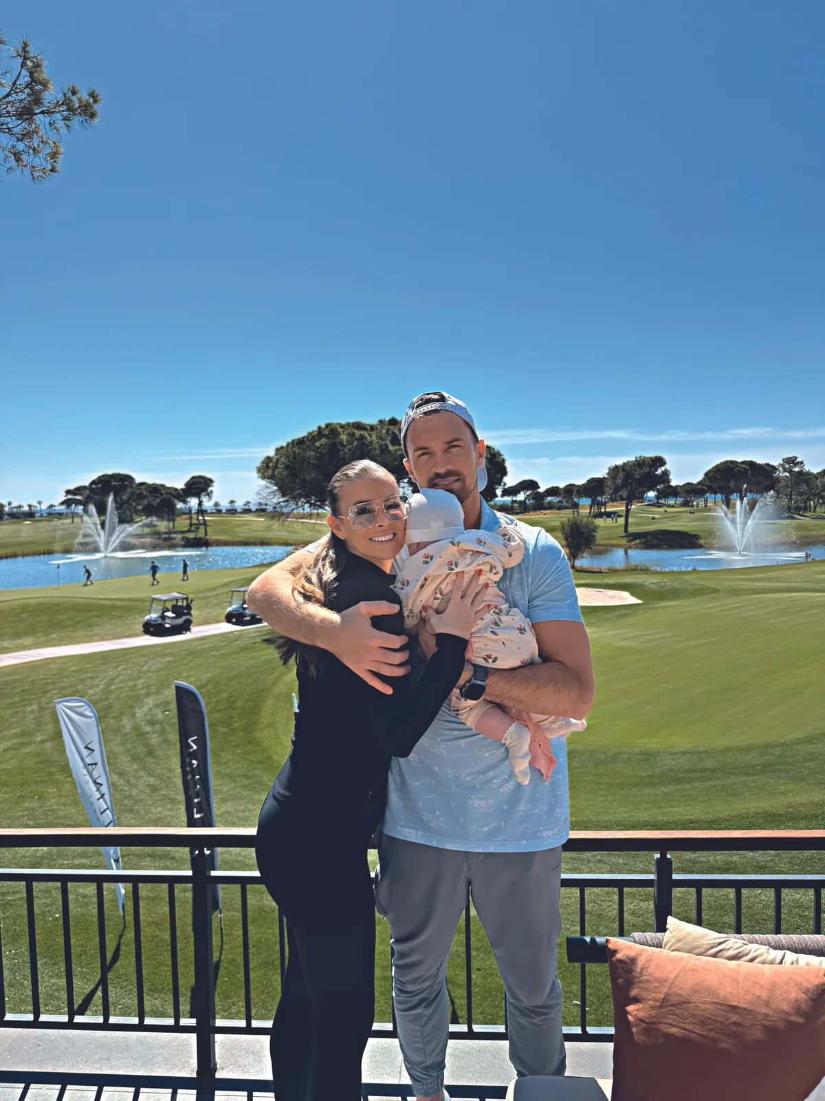 Sydney van den Bosch a férjével és a kislányával