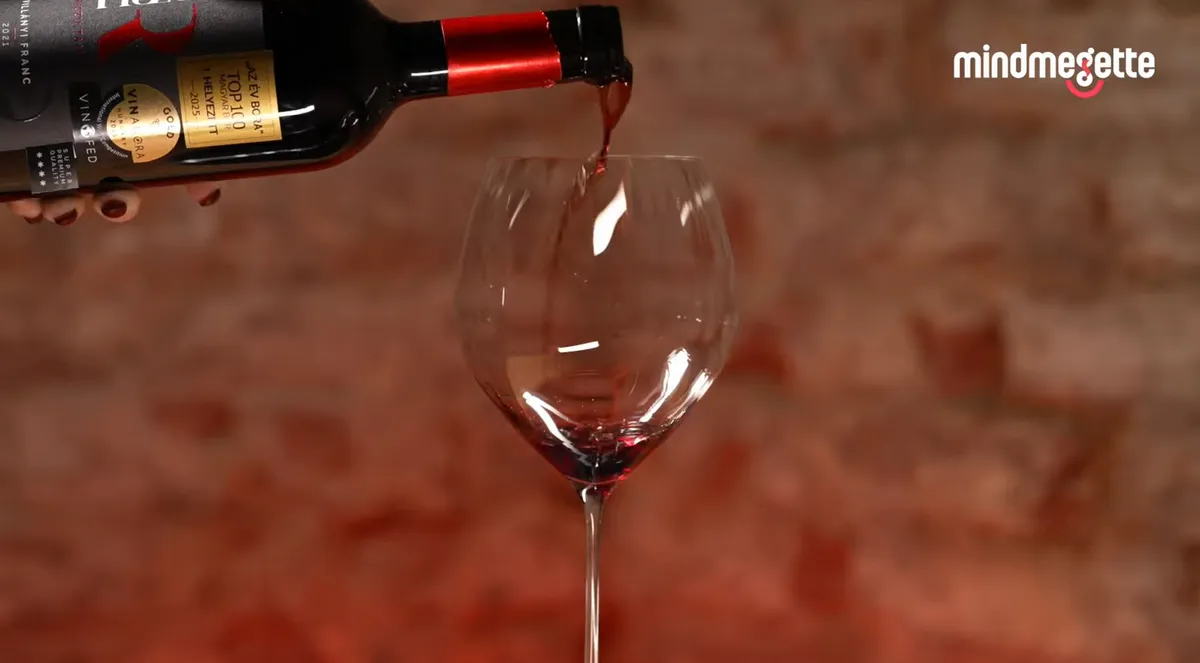Legfinomabb vörösbor pohárba öntése