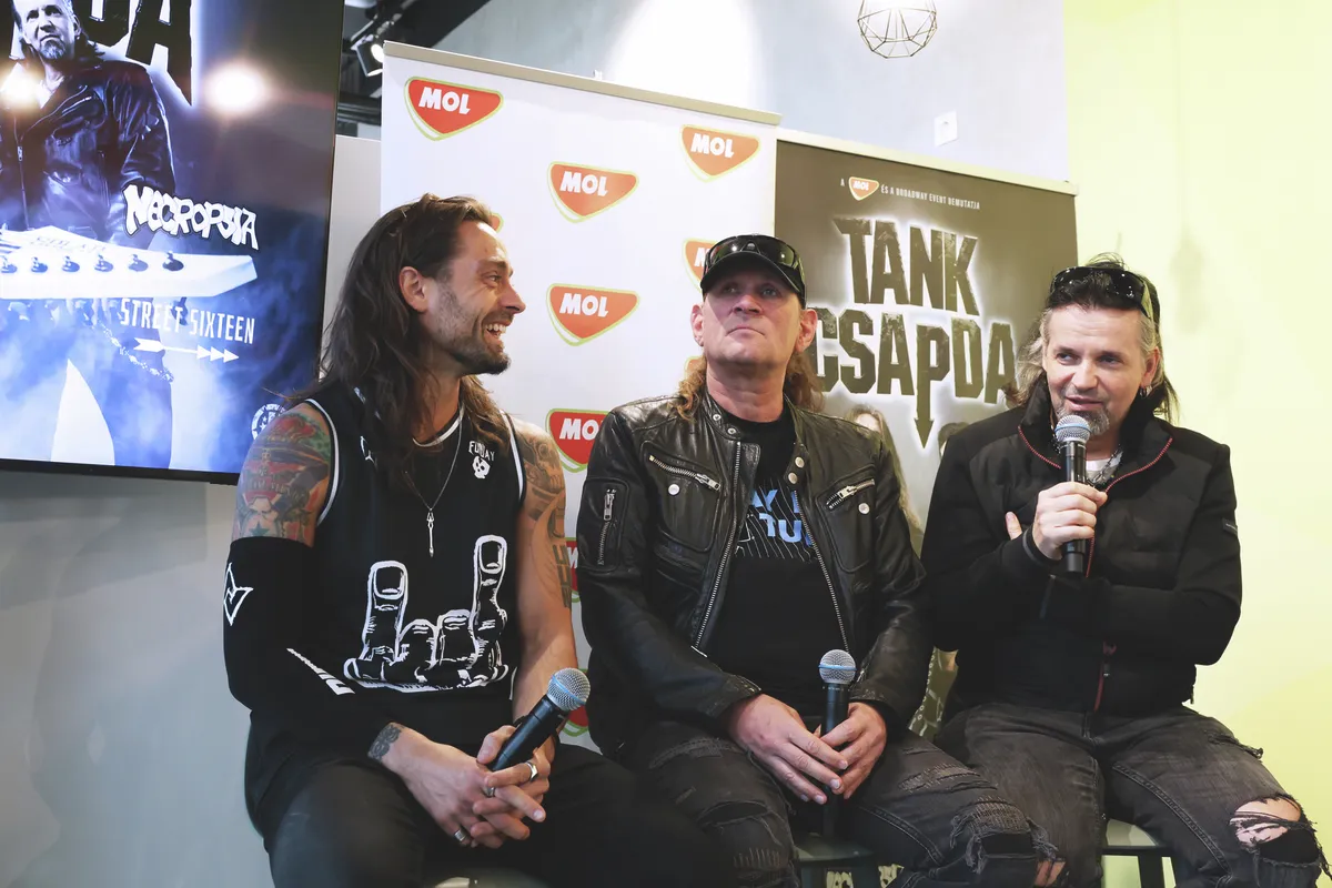 A Tankcsapda extrém megoldást talált arra, hogy mind a két koncerten ott tudjon lenni.