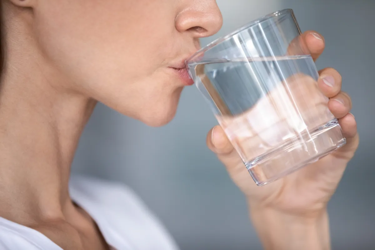 Bőrfeszesítés házilag megfelelő mennyiségű vízfogyasztással.