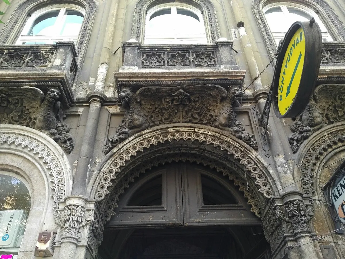 Az Unger-ház aprólékosan díszített homlokzata.