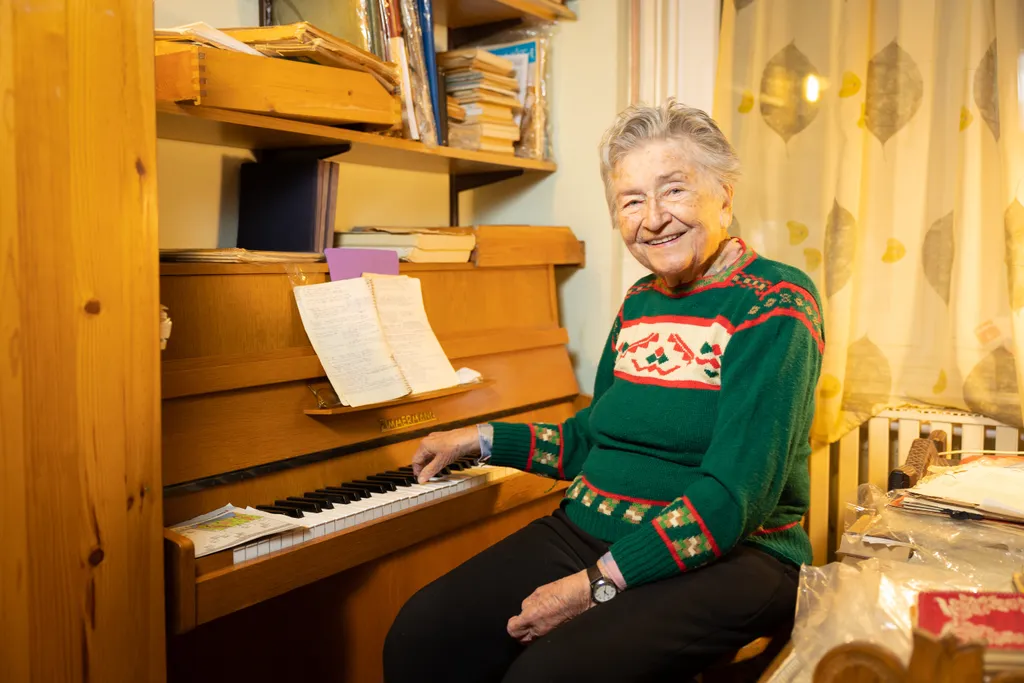 20230113 Érd

Madarász Katalin nótaénekesnő népdalénekes otthonában                                        
Fotó: Kállai Márton KM
Szabad Föld