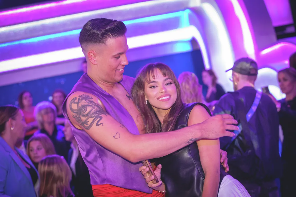 T. Danny a Dancing stúdiójában így ölelte magához szerelmét.