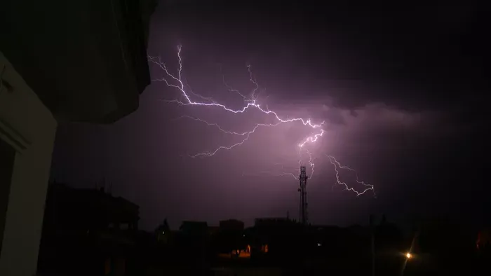  Villámcsapás áldozata lett egy beninkútnál parkoló sofőr