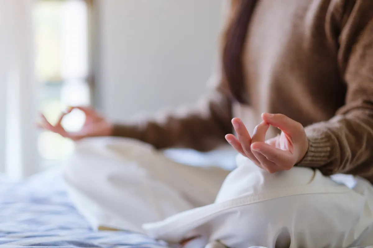 Stresszoldó jógagyakorlatokat végző nő