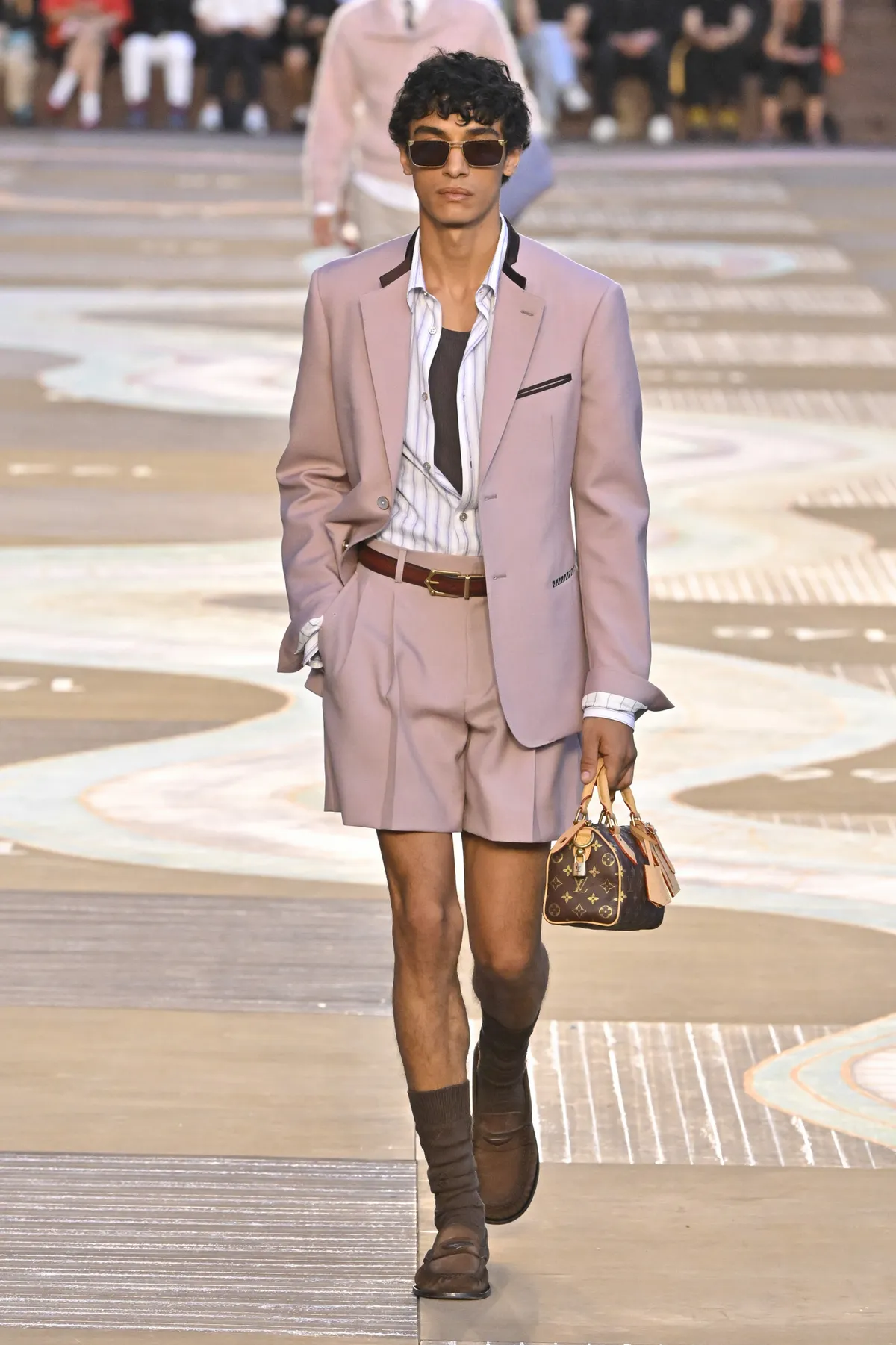 Férfi mikrosortban és zakóban