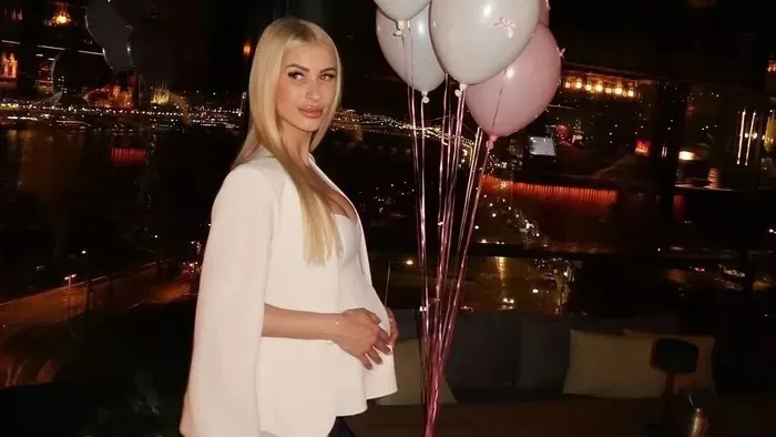 Megszületett a Kőgazdag fiatalok sztárjának babája