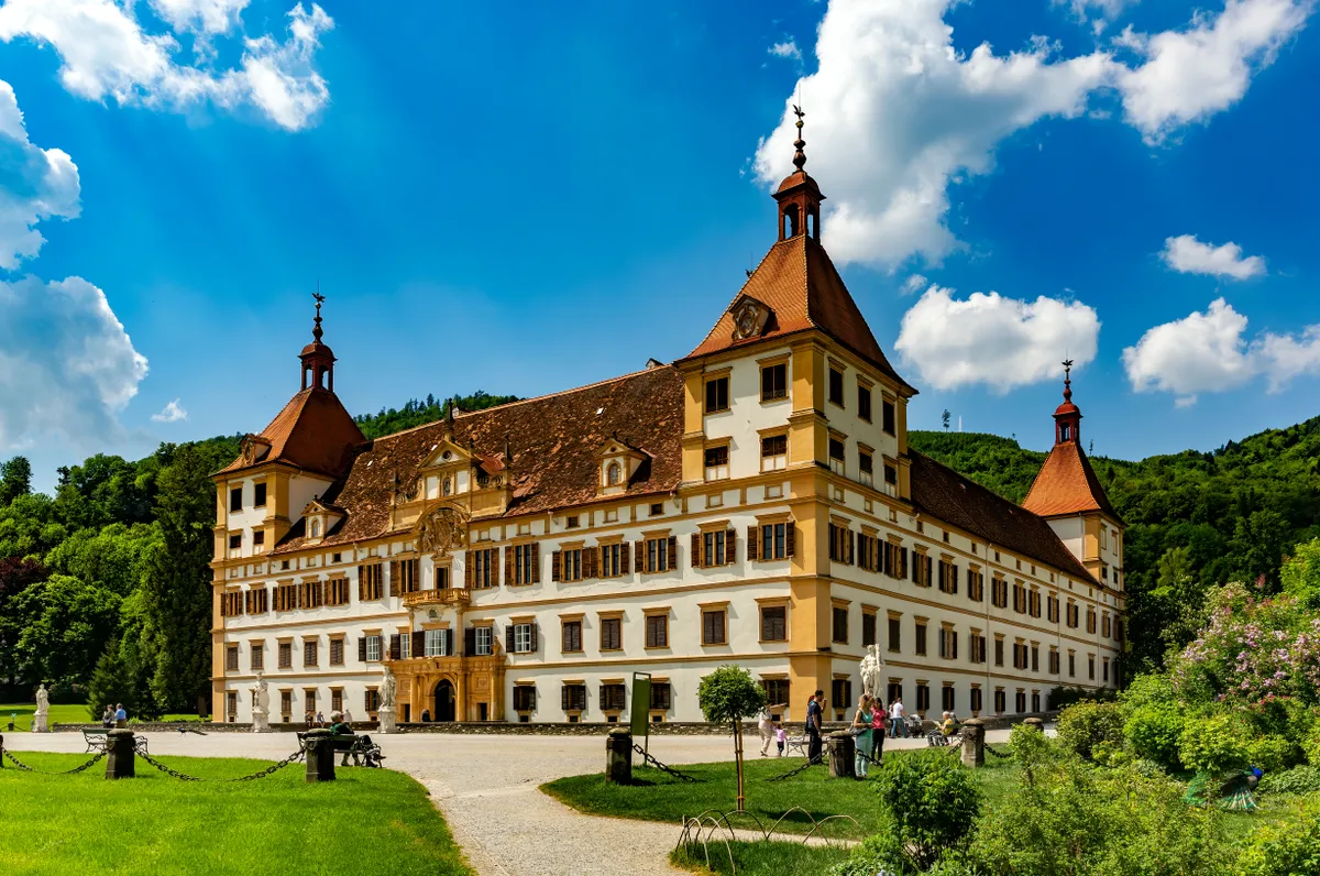 A Graz melletti Schloss Eggenberg elülső homlokzata a kerttel.