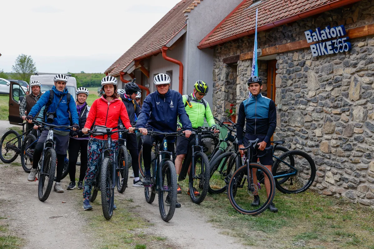Biciklizők a BalatonBike365 Port előtt Vigántpetenden