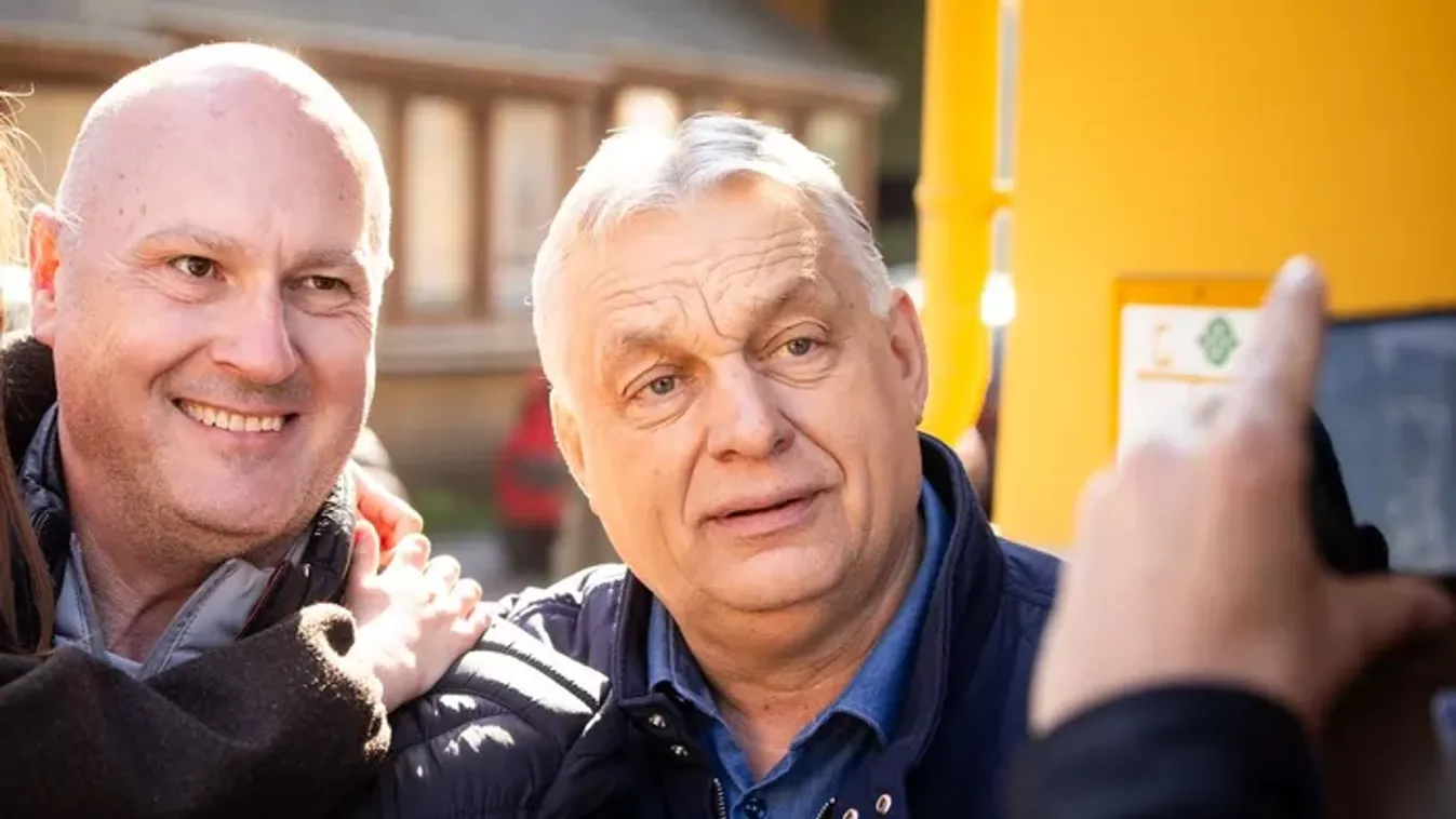 Sorban álltak az emberek egy közös képért - Kiderült, merre megy tovább Orbán Viktor