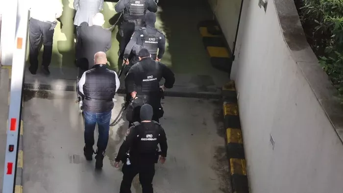 Megérkezett a bíróságra Curtis bátyja