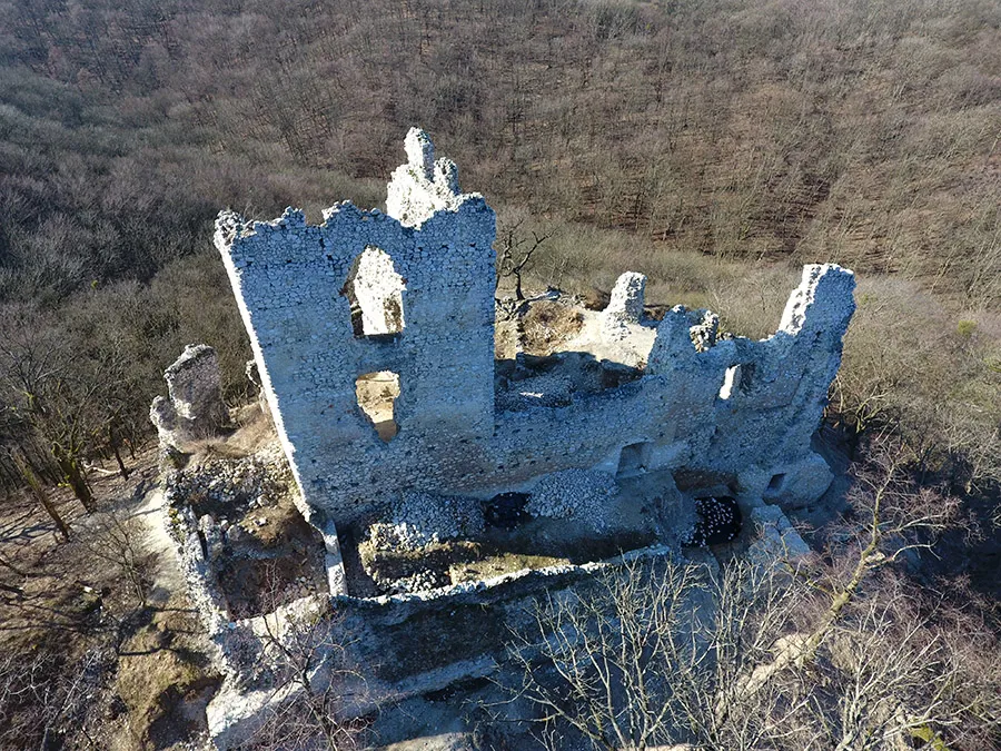 Vitányvár a Vértes északi lejtőjén