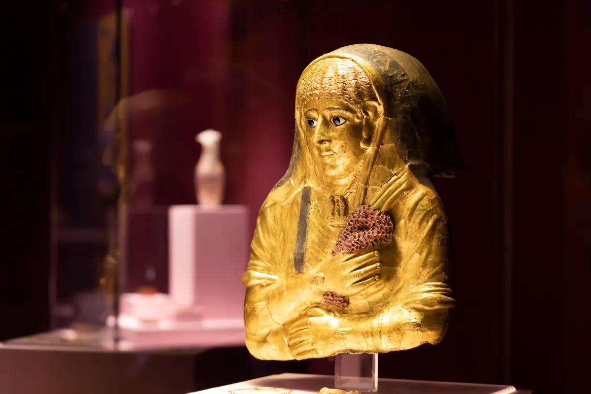 Aranyozott római kori egyiptomi múmia maszkja.