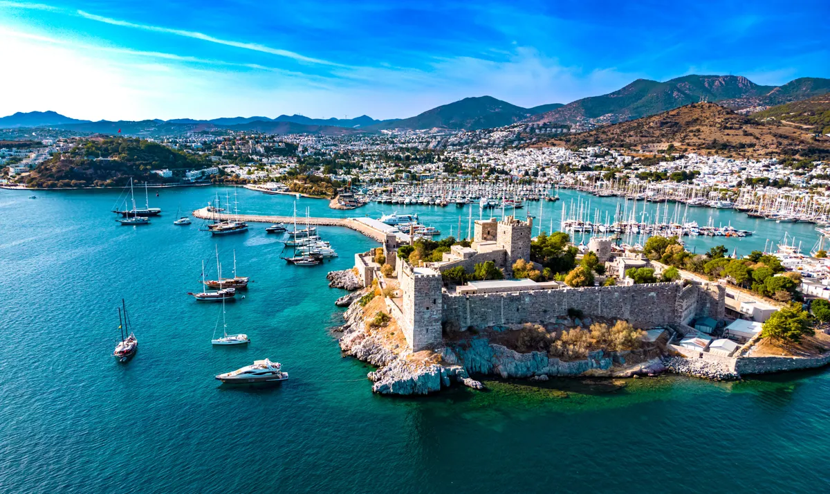 Bodrum yachtkikötője, előtérben a bodrumi várral.