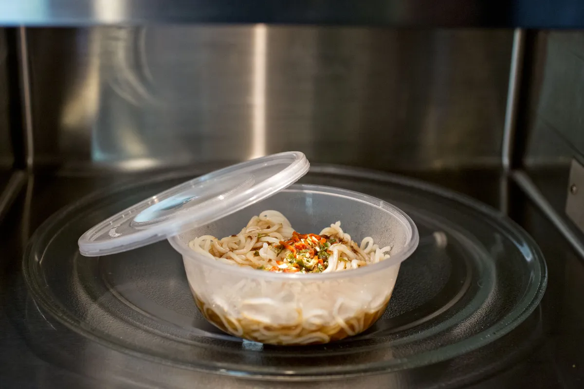 Újramelegített tészta a mikróban ha több napos, gyomorrontást okozhat.