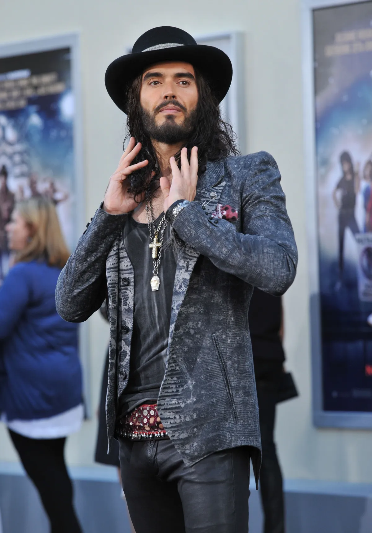 Russell Brand bevallotta, hogy karrierje csúcsán, 30 éves korában szexuális kapcsolatot létesített egy 16 éves lánnyal