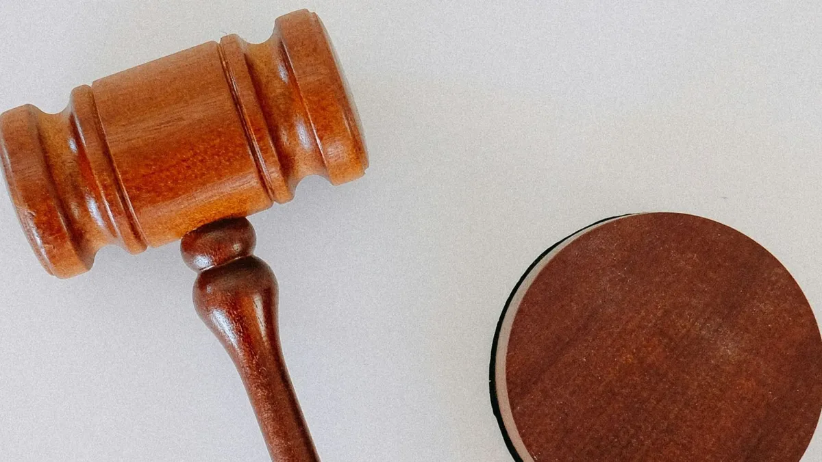 Felfüggesztett szabadságvesztésre ítélték a miskolci anyét lánya banki adatainak felhazsnálásáért