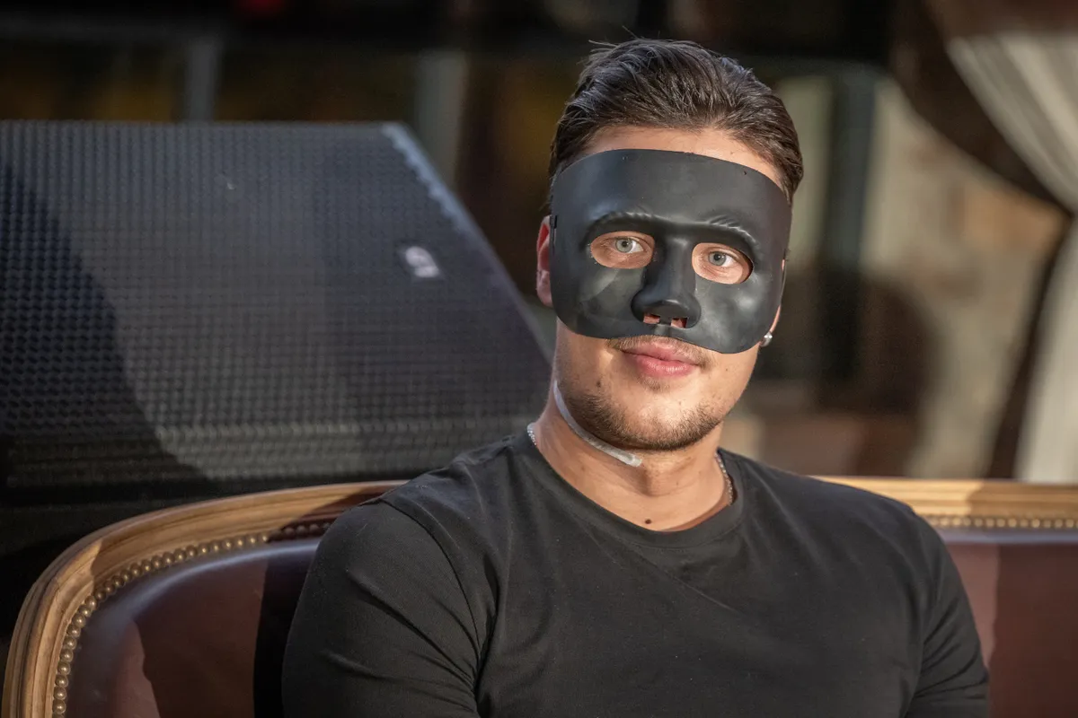 T. Danny orra miatt hosszú hónapok óta maszkot visel.