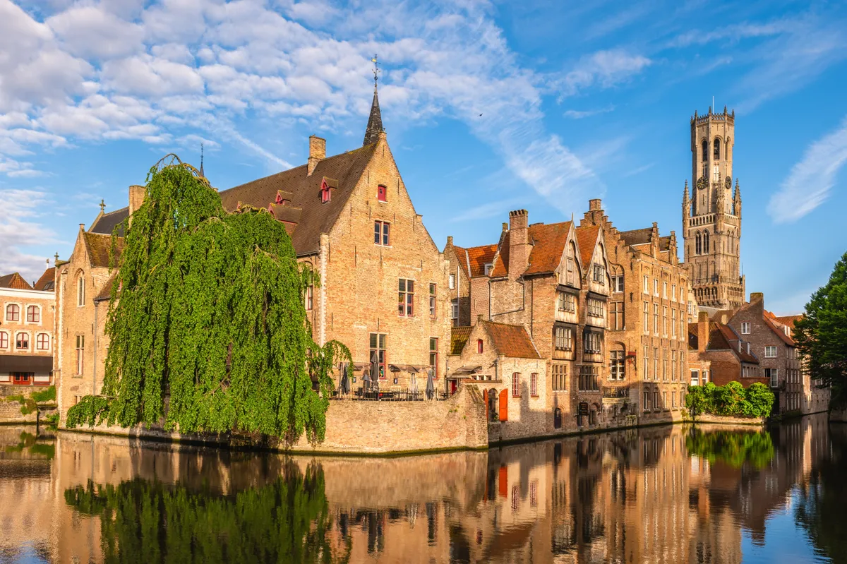 Brugge csatornája és vörös téglás épületei.