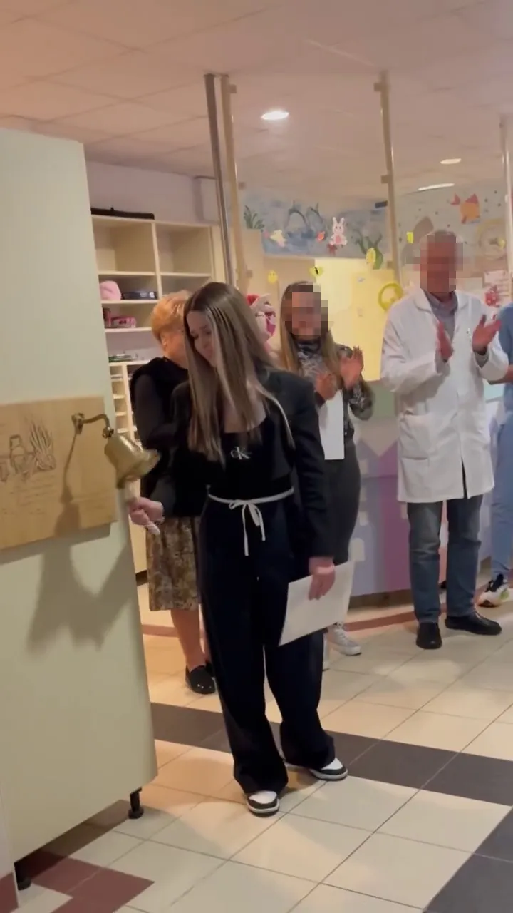 Zsófi boldogságkönnyei: megkongatta a kemoterápia végét jelentő harangot