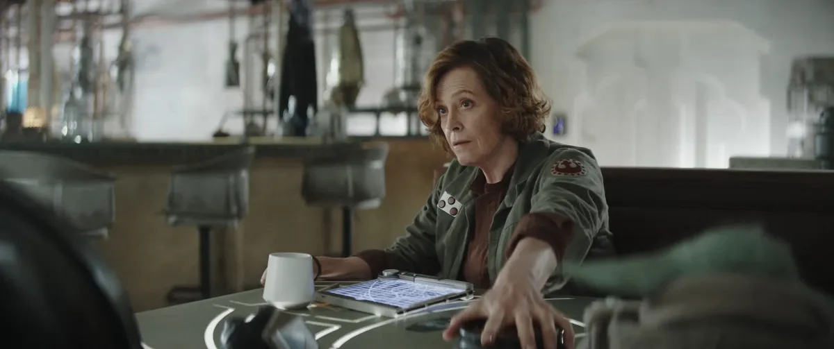 Sigourney Weaver A mandalóri és Grogu című Star Wars filmben.