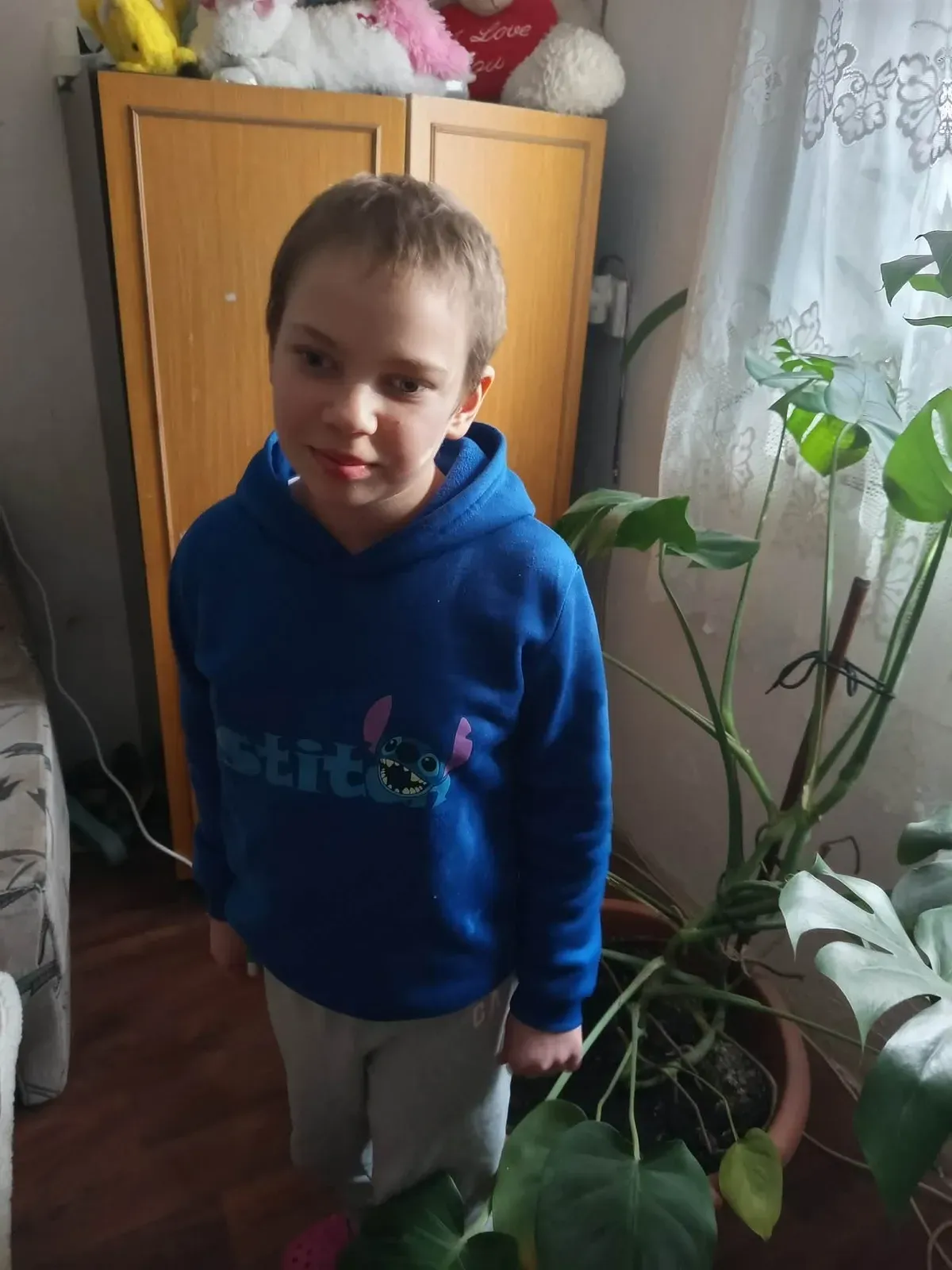 Otthon már egész jól tud közlekedni, de testvérei is segítenek neki