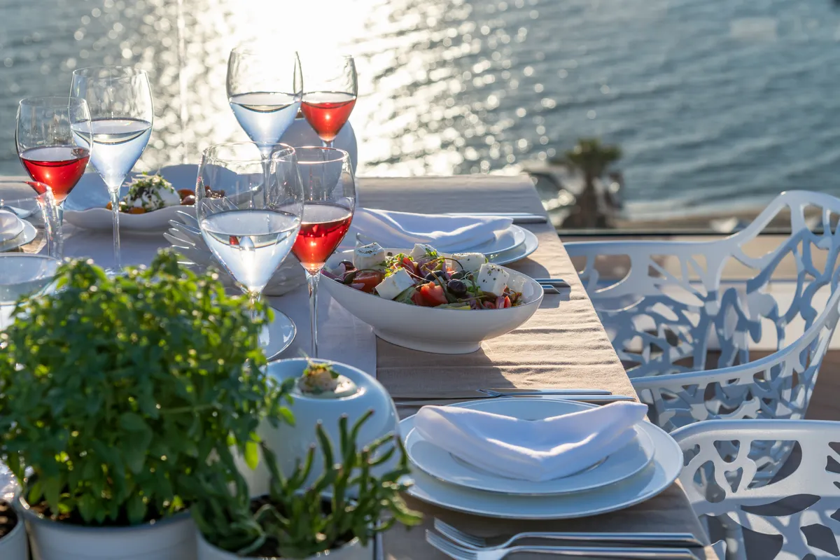 Megterített asztal tengerre néző kilátással. 