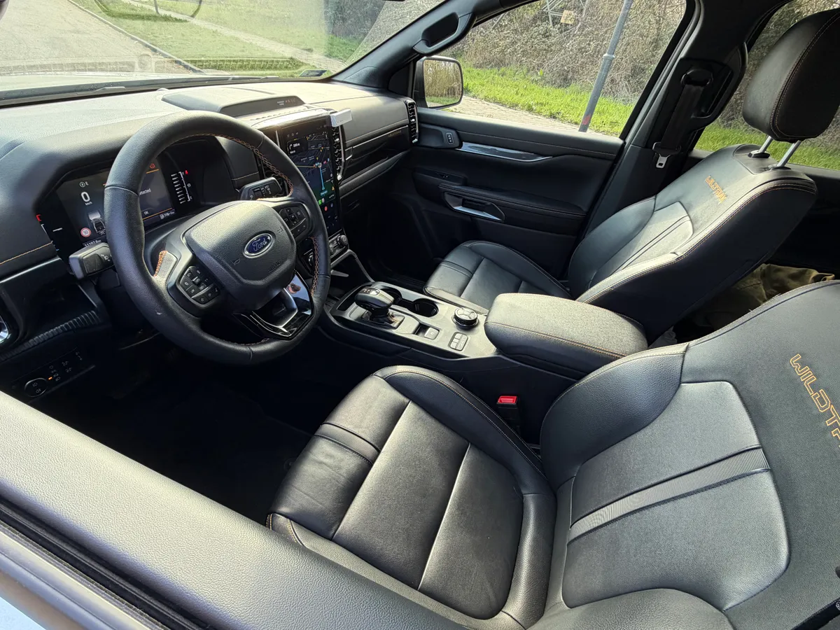 Ford Ranger PHEV teszt nő szemmel: egy kép az autó belsejéről.