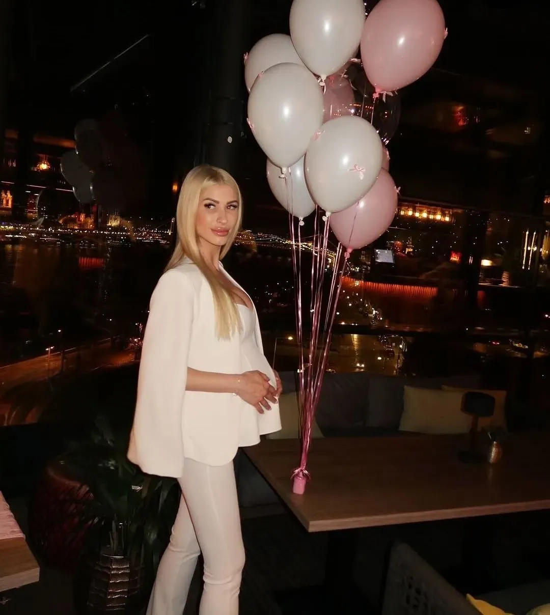 Kőgazdag fiatalok sztárja életet adott kislányánka.