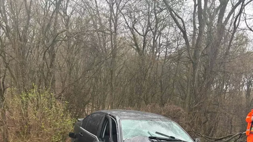 Megrázó fotók! Így néz ki a horrorbaleset után az autó, amiben Oszter Alexandra fia megsérült