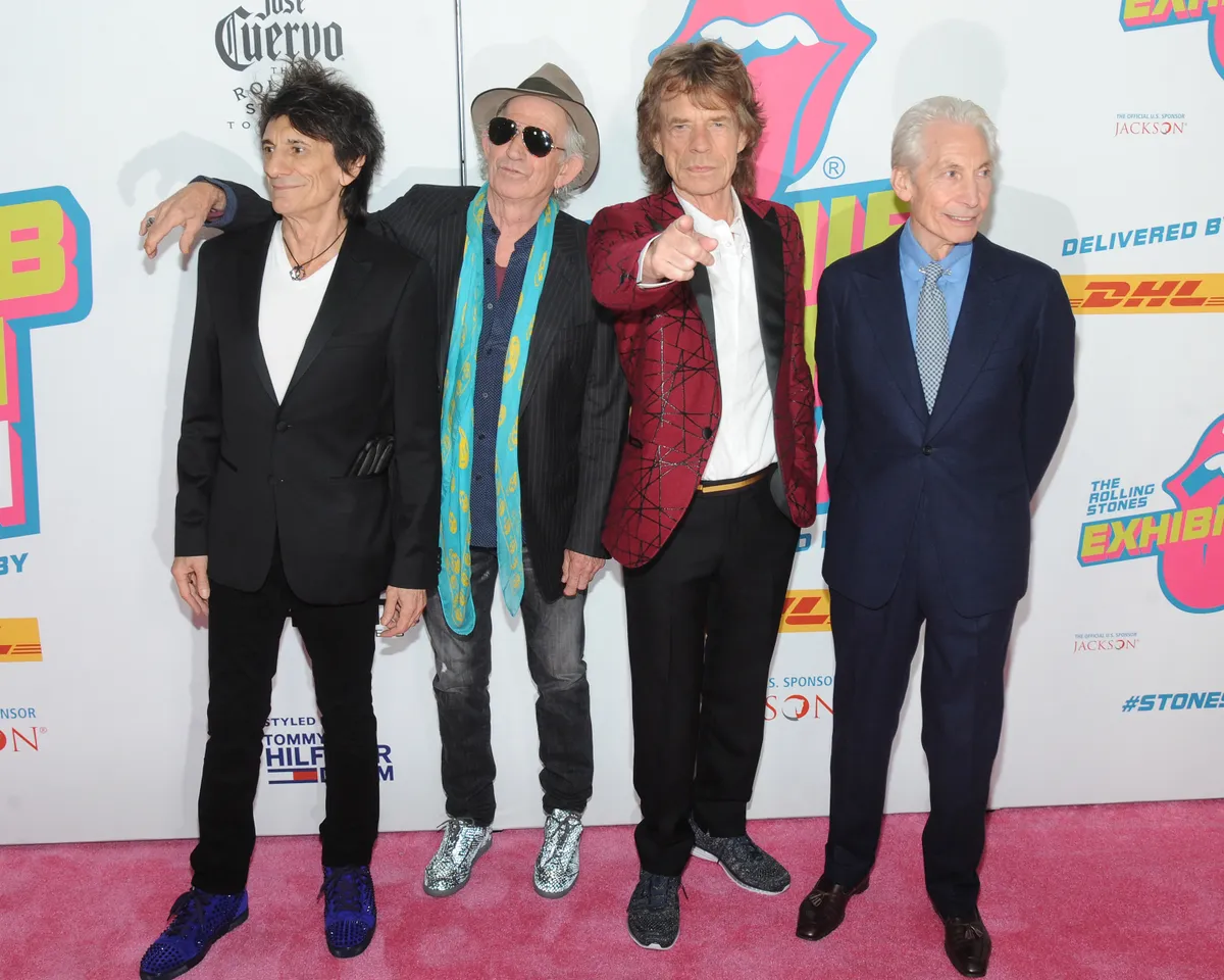 Bob Spitz a The Rolling Stones: The Biography című könyve kendőzetlen őszinteséggel számol be az együttes eddig eltitkolt botrányos pillanatairól