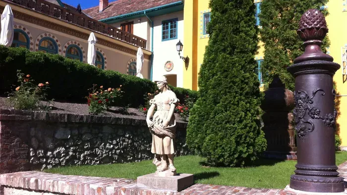 A pécsi Zsolnay-negyed lenyűgöző titkai