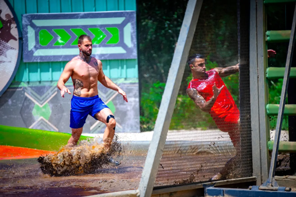 A csapatoknak hatalmas kihívást jelentett a hatalmas sártenger a verseny során