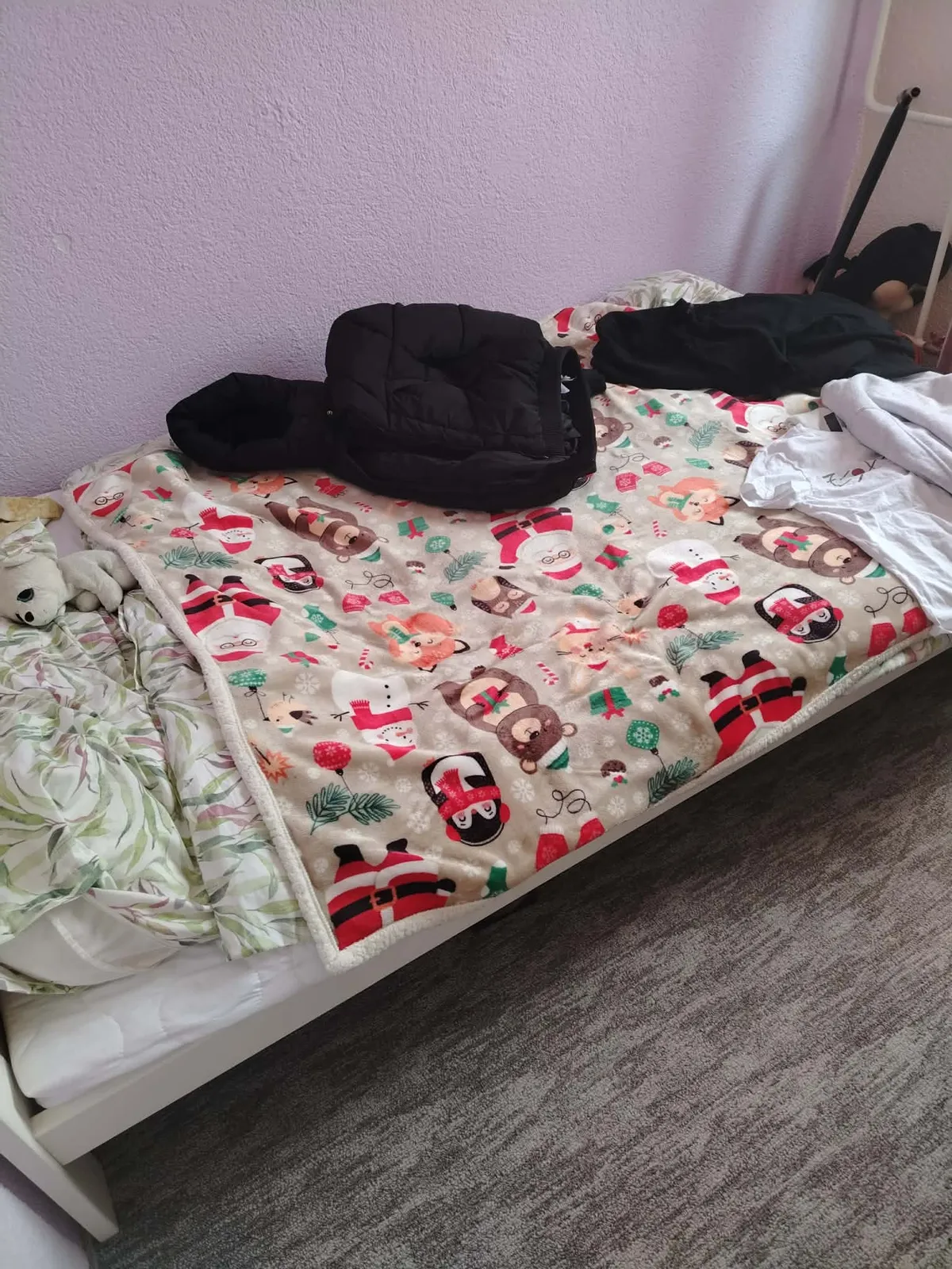 A táskája és a ruhái is úgy vannak a szobában, ahogy utoljára hagyta Jázmin