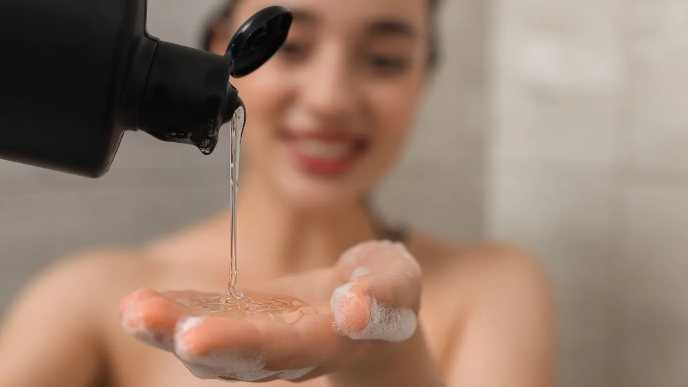 Hajat mosó nő, aki tudja, mire kell figyelni a sampon használatánál.