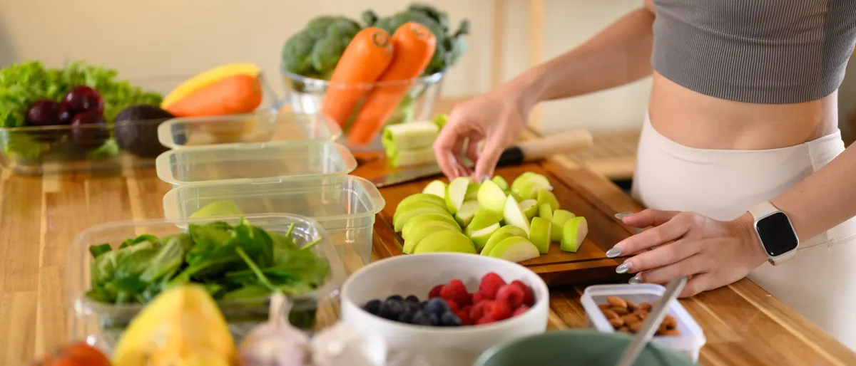 Egy nő, aki almát szeletel diéta alatt.