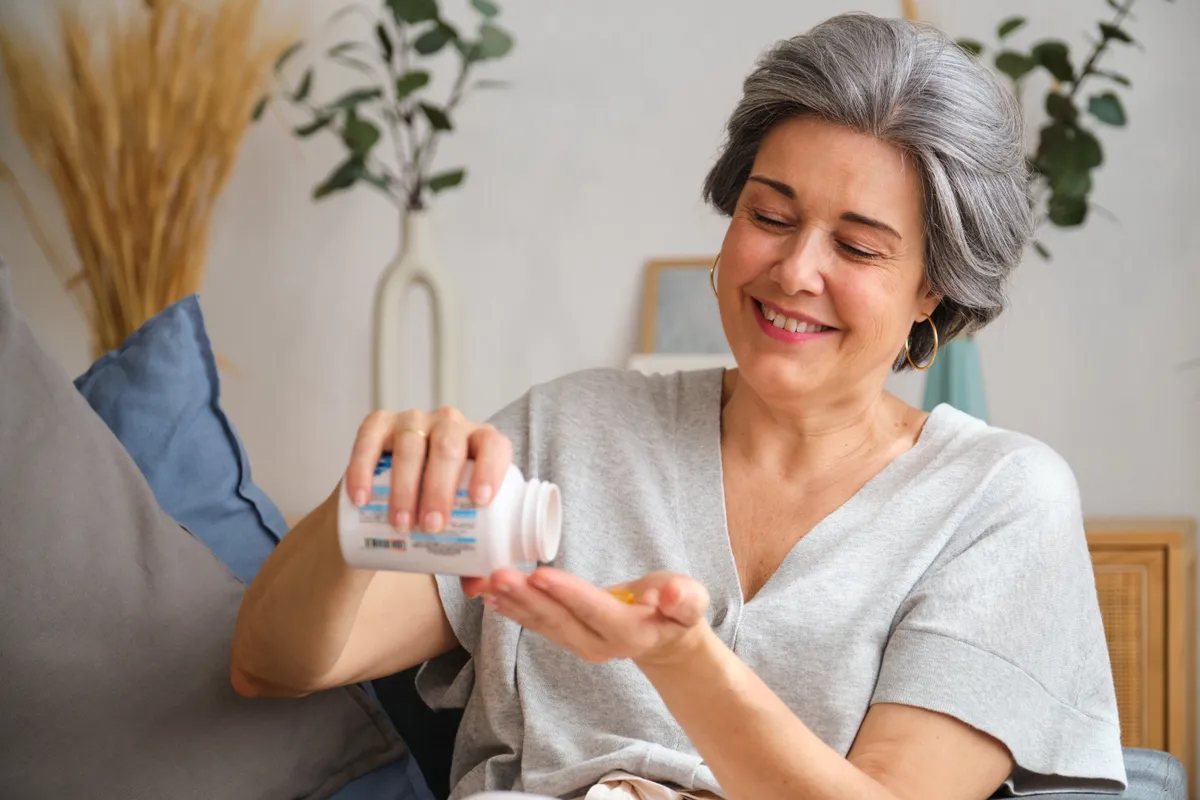Idős nő, aki számára nagyon fontos a megfelelő vitaminok szedése
