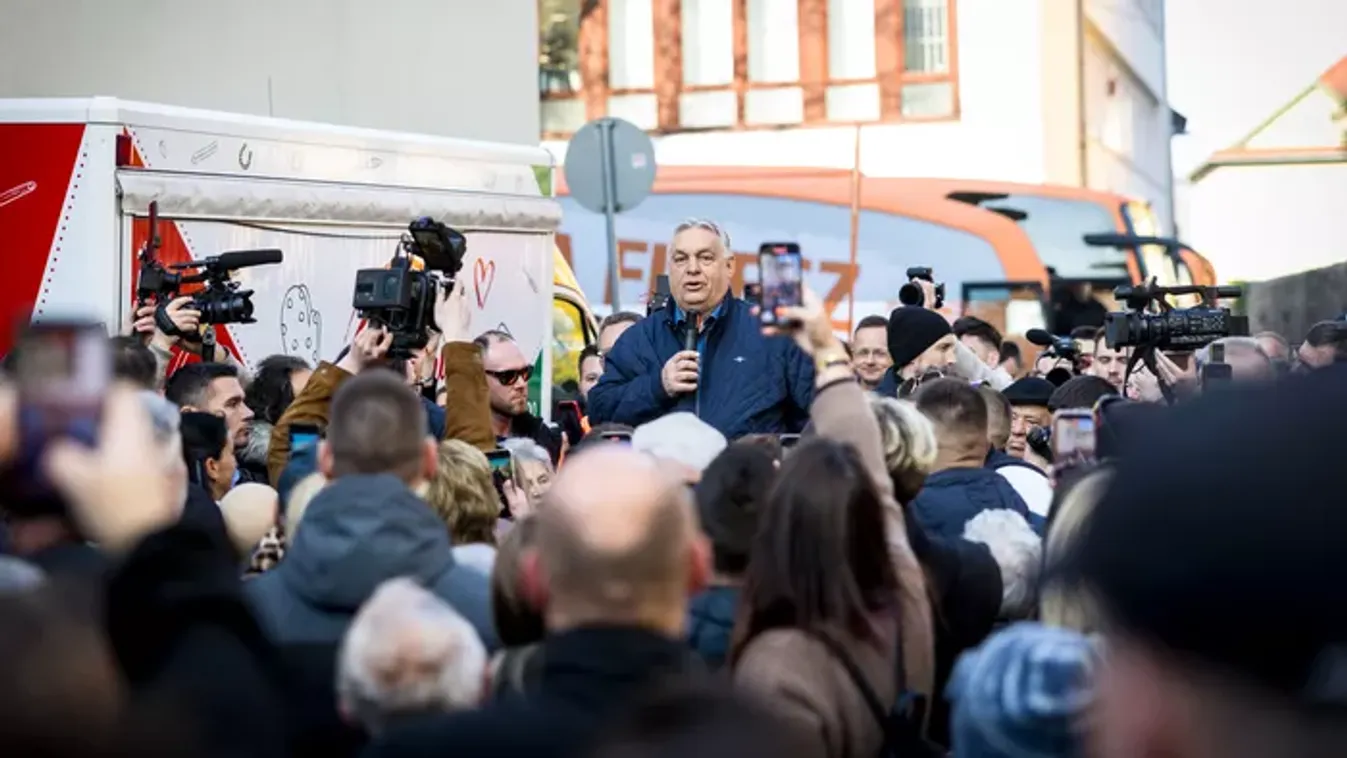 Egymillió kézfogás: Orbán Viktort nagy szeretet vette körül Vácon