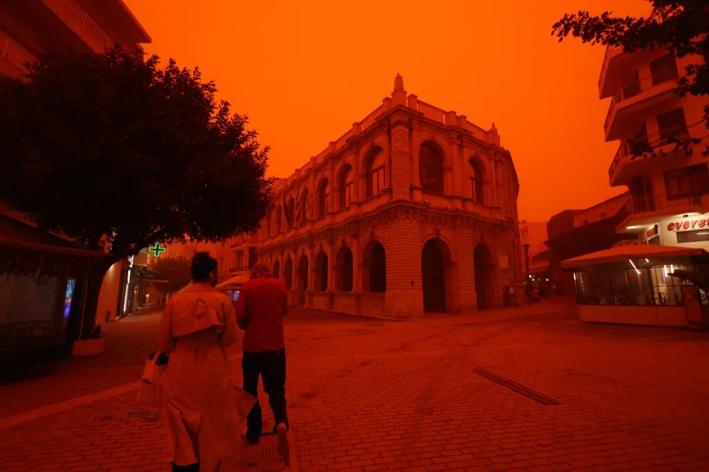 Vörösbe borult a szaharai portól Kréta
