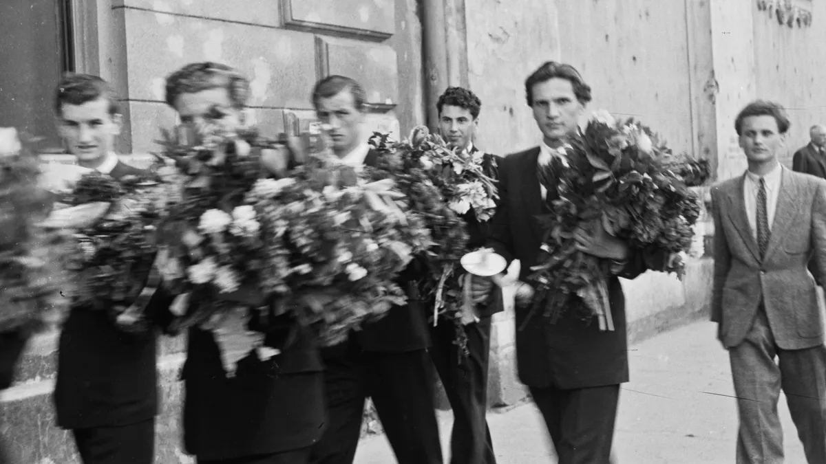 Így búcsúztak régen a középiskolájuktól a végzős diákok – galéria