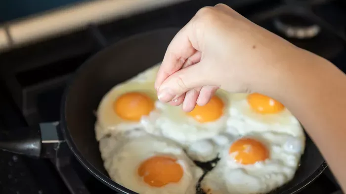 Szétfolyik a tükörtojás? Íme a legjobb trükk ellene