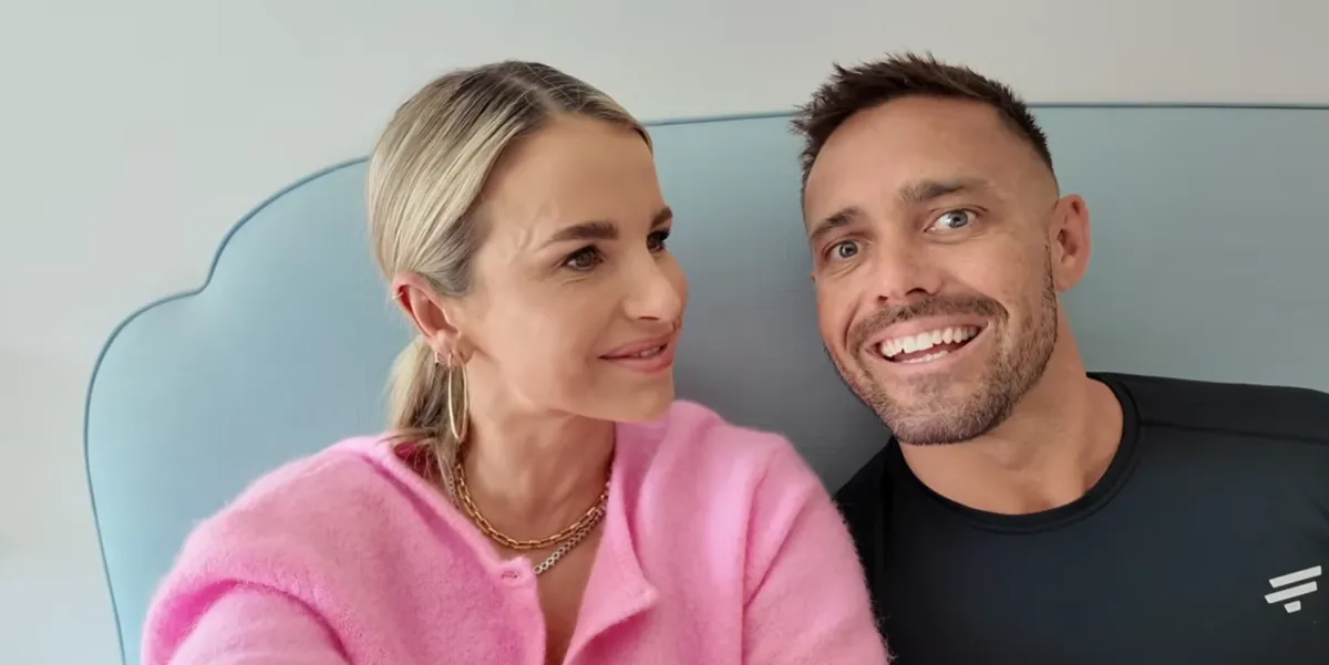 A tengerparti boldogság mögött fájdalmas titok bújik meg: a sztármami őszintén vallott arról, hogyan dolgozta fel a korábbi vetélés traumáját